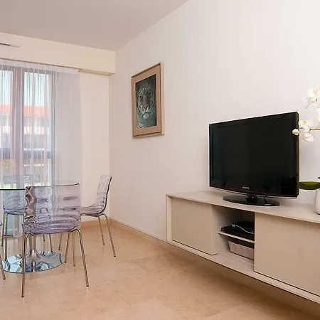 Carlton Riviera מלון דירות 4*